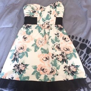 ✨HP✨GUESS Strapless Floral Dress